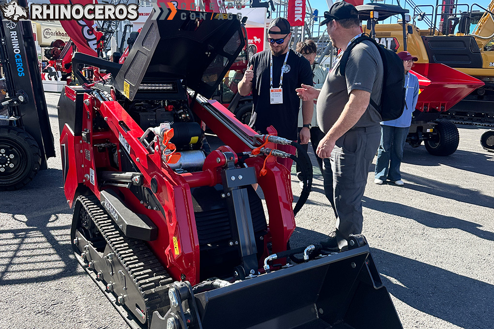 Rhinoceros KS1000 skid steer loader dan KS627 forklift menarik pengunjung di CONEXPO 2026