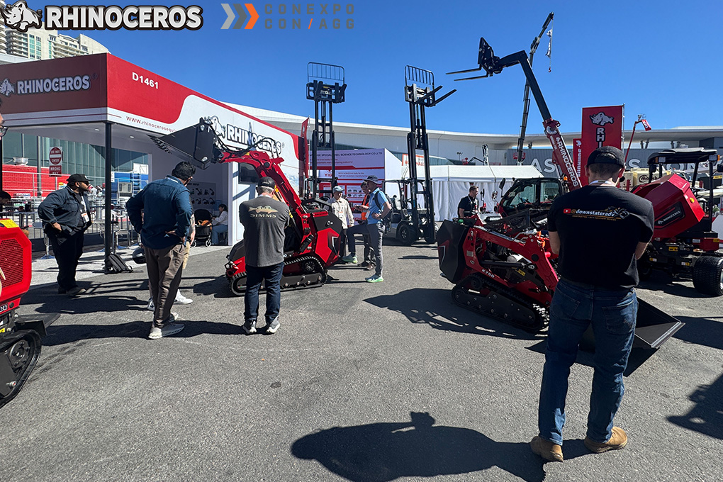 Gerai pameran peralatan pembinaan Badak sumbu di CONEXPO CON AGG 2026 dengan jengkaut dan pemuat